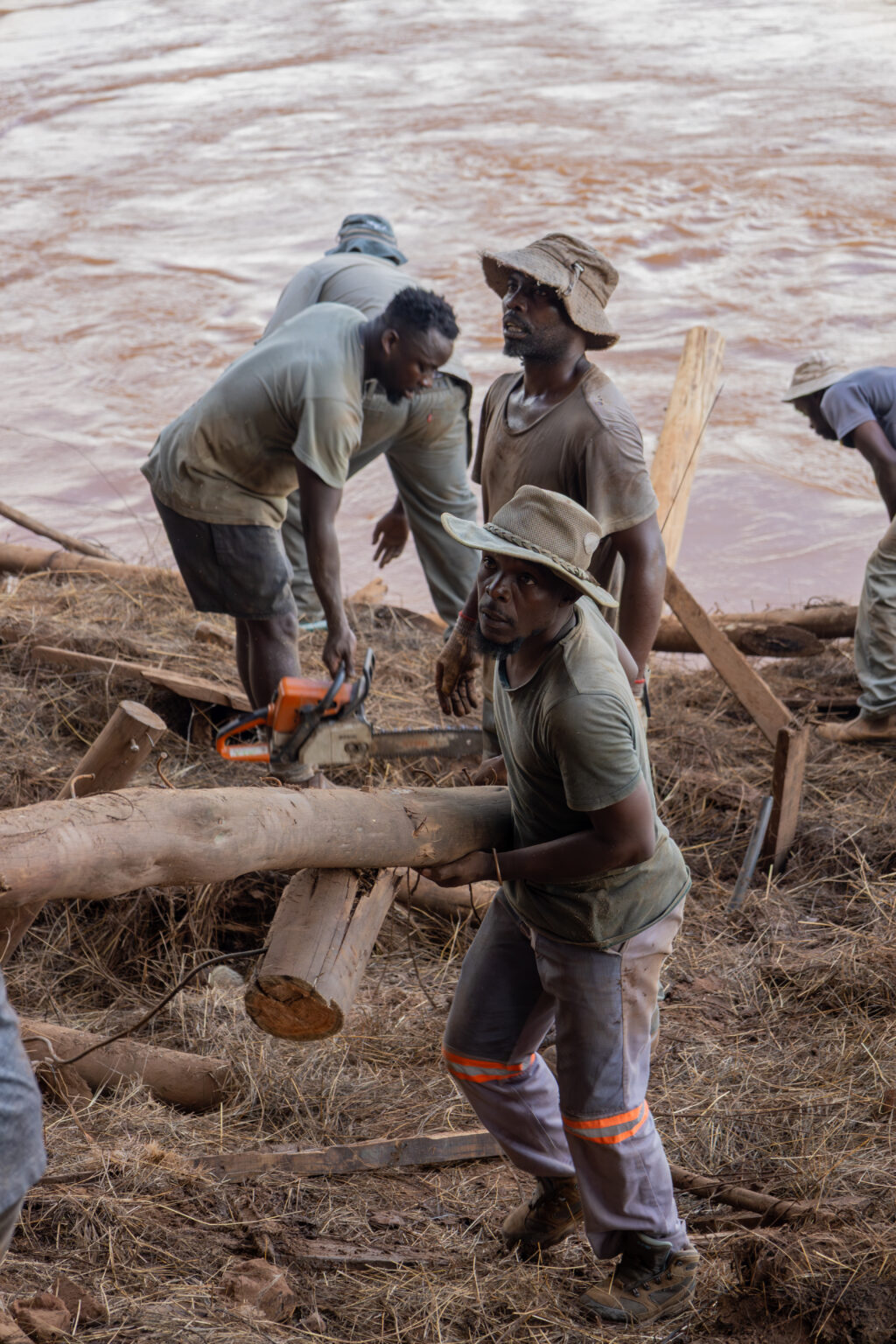 RETURN Africa team rebuilding Pafuri Camp after floods