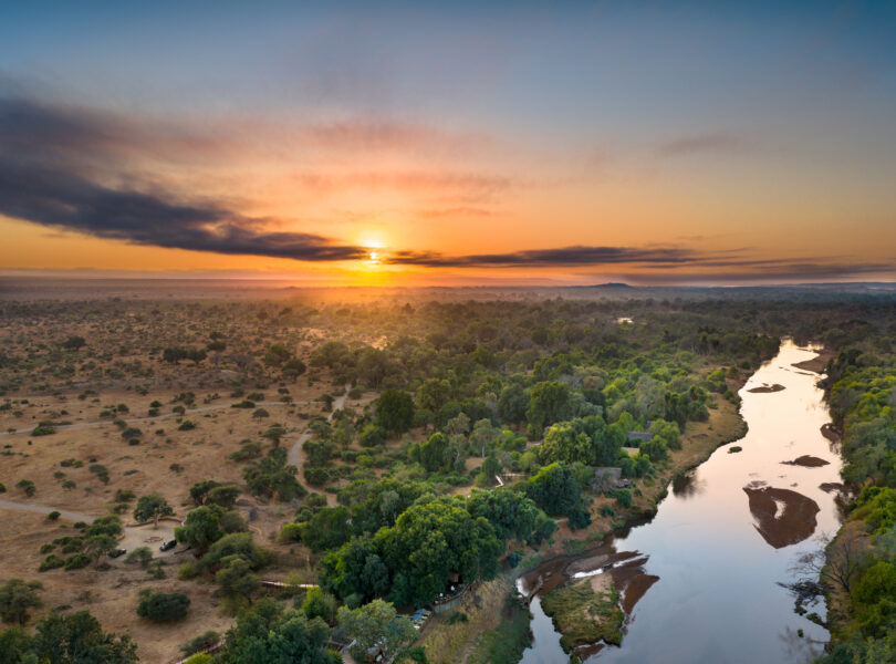 THE FLOODPLAIN BREATHES AGAIN 8 | RETURN Africa The Luvuvhu River winding past Pafuri Camp, Makuleke Concession, far northern Kruger National Park
